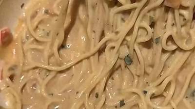 康师傅法式白兰地奶油海鲜面惹热议 不少参与试吃的网友喊话：视频里酱厚像拌面 实际泡完却是清汤寡水快踩雷