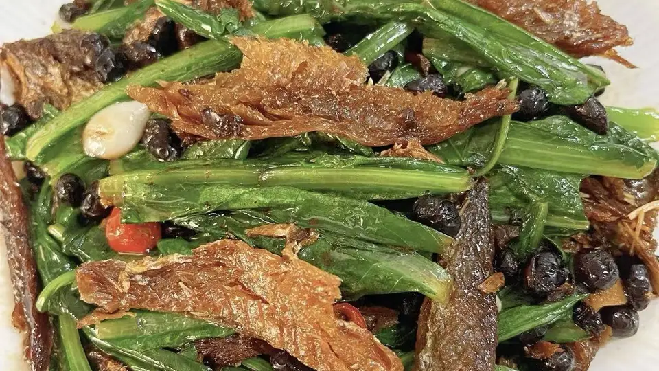 夏天怕热不想久待厨房，豆豉鱼炒油麦菜十分钟就能轻松上桌