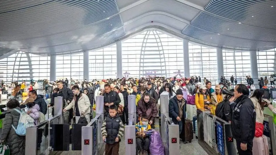 74地区免签,唯独中国加价!赴日游客暴跌60%,日百货大面积亏损