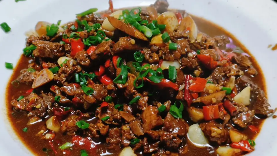 吕文扬爆炒湘味血鸭：锁住鲜辣烟火魂
