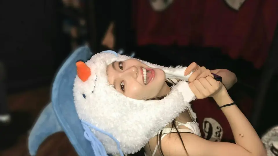 李兰迪戴雪人毛绒帽游玩 自拍活泼可爱元气满满