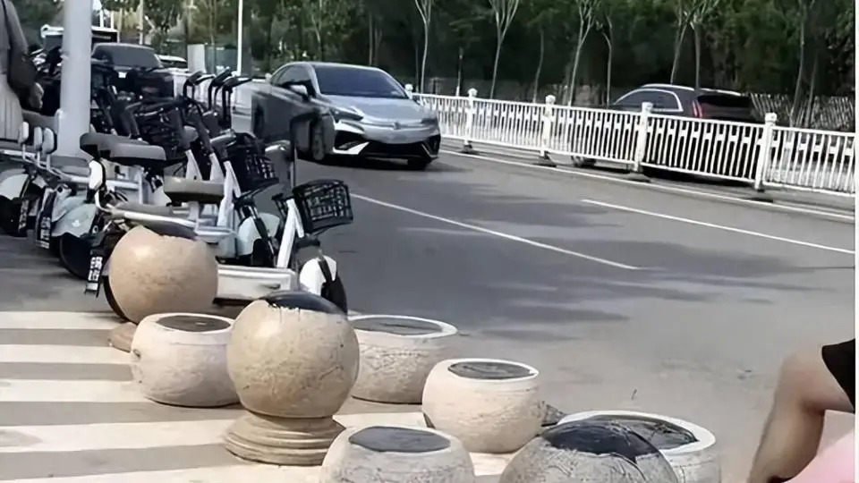 日照第三海水浴场西门隔离墩遭涂沥青 暑期带娃游客经过不慎中招鞋身沾污