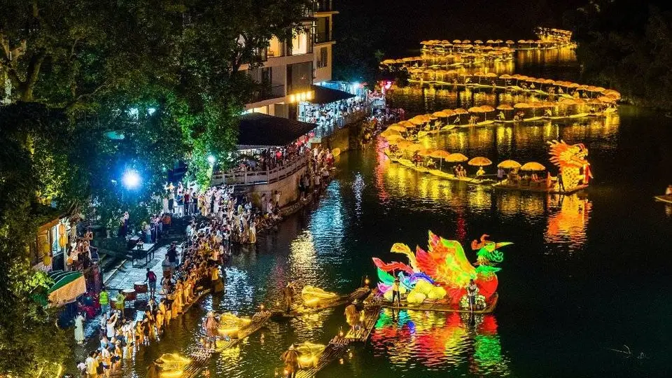 广西阳朔：“龙凤巡游”引客来 夜色中流光溢彩