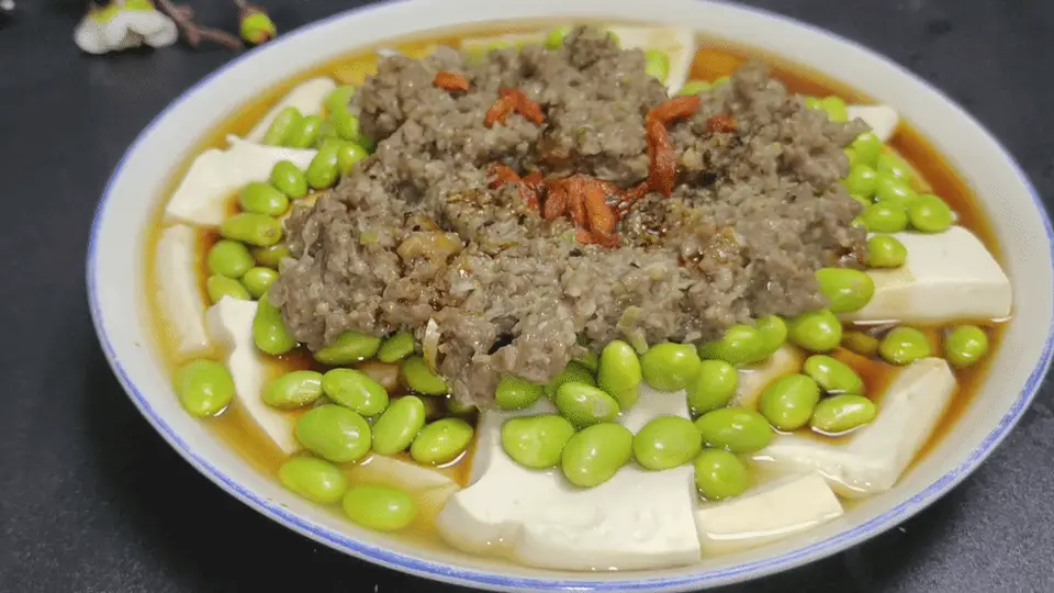 来凑凑夏日餐桌新鲜事 嫩豆腐鲜毛豆配肉饼蒸出一碗清爽滋味