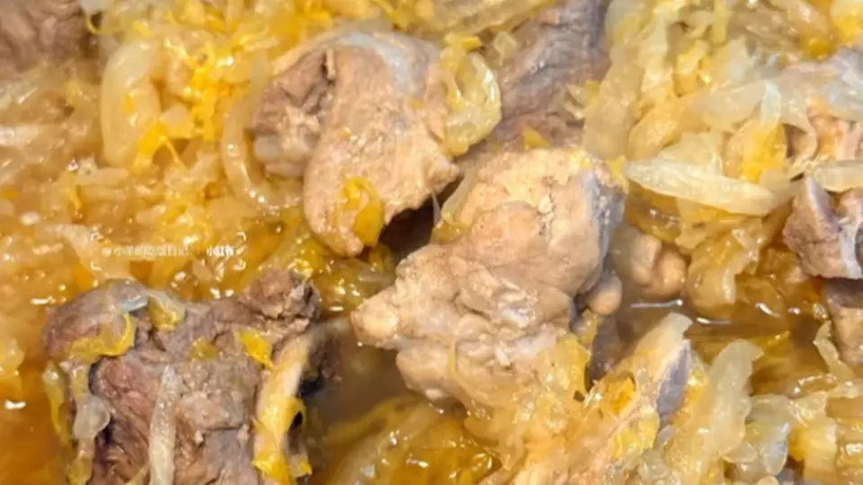 老坛酸菜配大骨?猪油慢炖的地道东北味,全家围吃更尽兴
