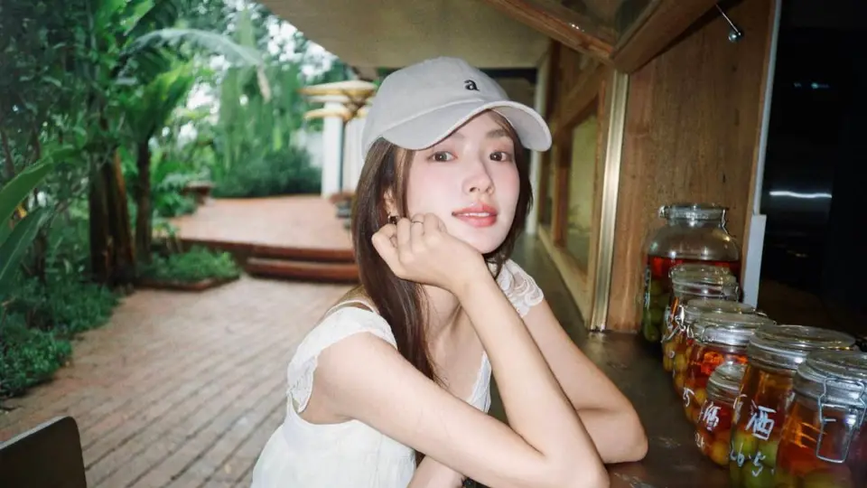 徐若晗夏日出游随拍公开 穿白色蕾丝飞袖上衣尽显清甜灵动
