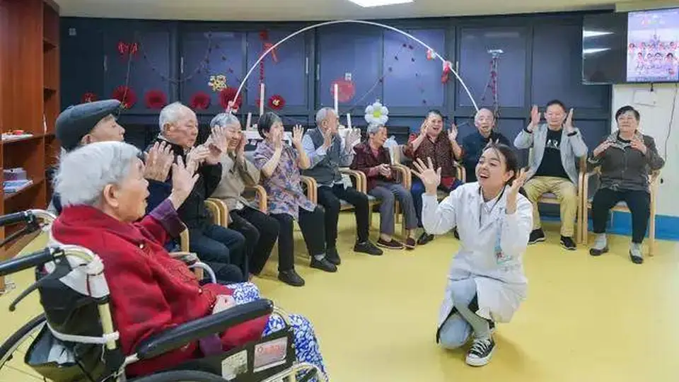 幼教转岗护理员，多元跨界职业选择引行业关注