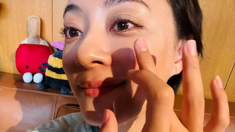 母女俩的美妆日常太有意思 孙俪天天当女儿画布 每次化妆都像开盲盒