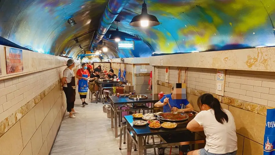 重庆“最特别”的火锅店，开在防空洞里，至今已有近四十年历史？