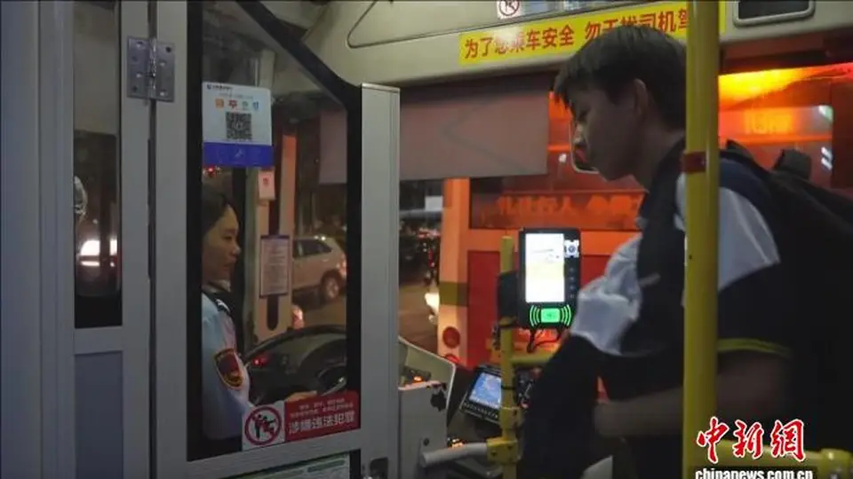 护航高考十余载 湖南冷水江晚间公交专线温暖学子回家路