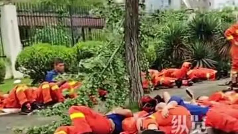 湖北黄冈遭遇历史罕见EF2级龙卷风袭击，20多名消防员彻夜抢险后累到席地而睡，路人：不忍打扰，只想他们好好休息休息