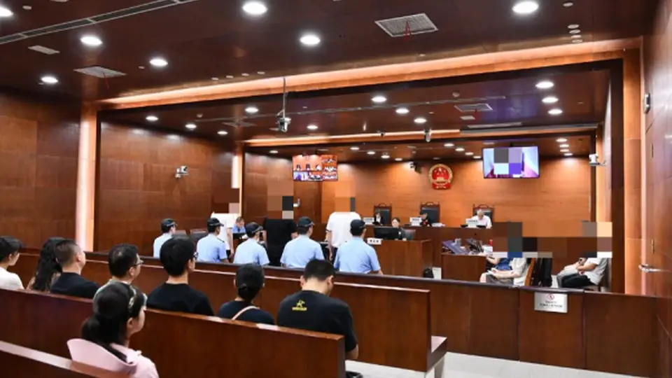 成都一火锅店回收口水油熬锅底给客人食用，5人被判刑