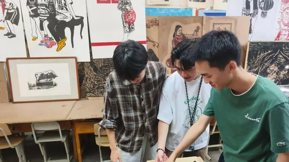 台青走进新疆高校体验非遗木刻版画创作