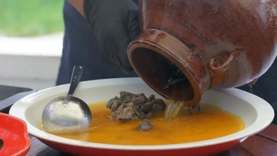火塘不熄，乡愁可食：保山非遗美食的温润邀约