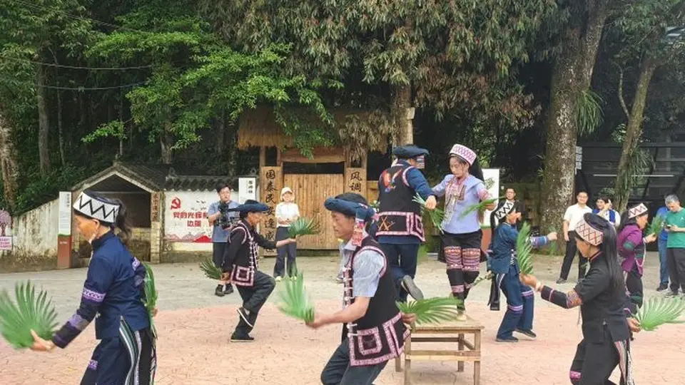 重庆大学学生探访哈尼族虾巴村 见证非遗歌舞在山海协作里的鲜活传承