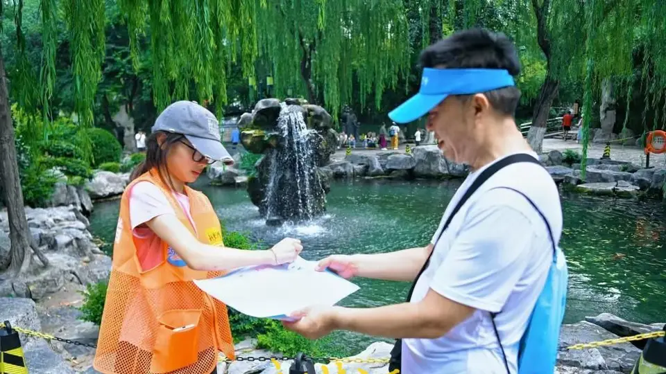 7月25日来泉城广场参加涌动泉城打卡挑战赛 市民游客边走边集章逛遍30处名泉收获满满清凉体验