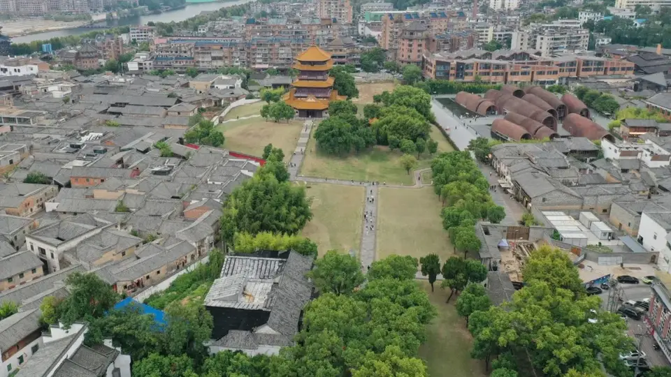 千年窑火里来中国第61项世界遗产景德镇 亲手体验瓷上绘画做自己的小作品