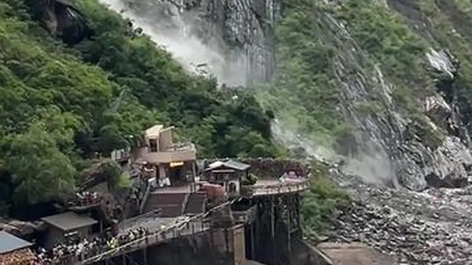 云南香格里拉虎跳峡景区附近山体落石？景区：系无人区、运营正常