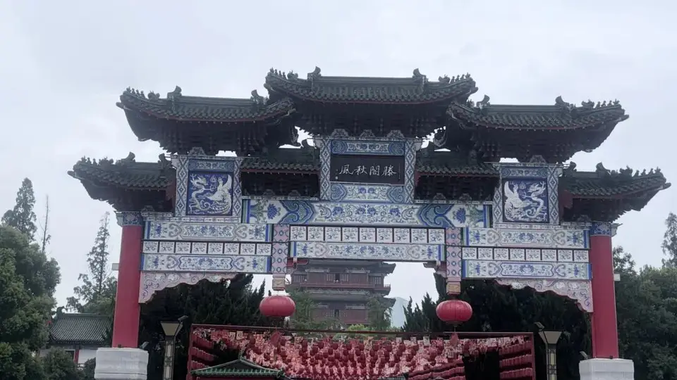 登滕王阁赏雨中江景 共赴与王勃的千年文会
