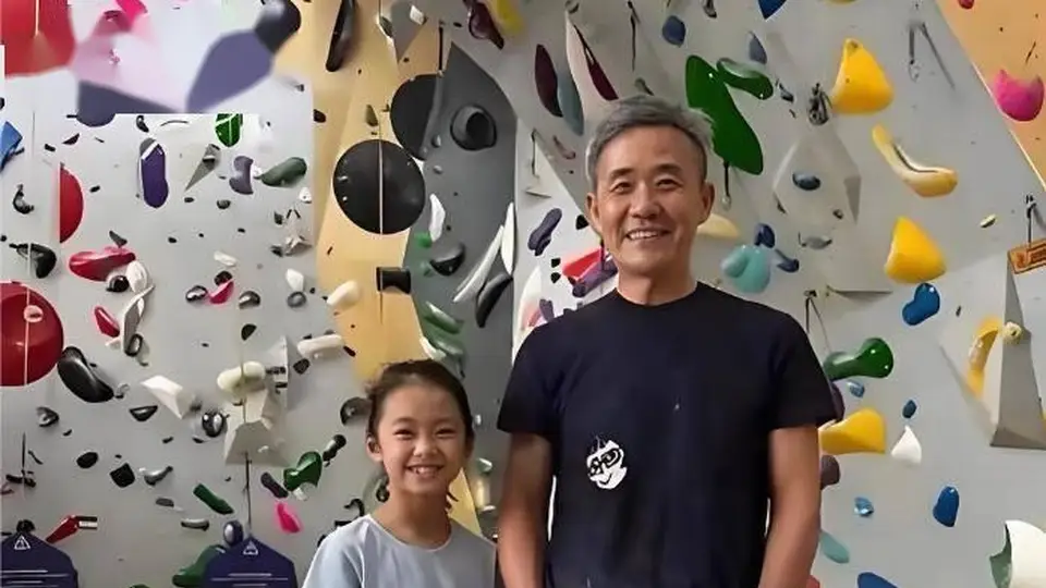 王石带7岁小女儿参与HYROX体能赛引围观 父女互动暖化网友 7000万豪宅成热议焦点