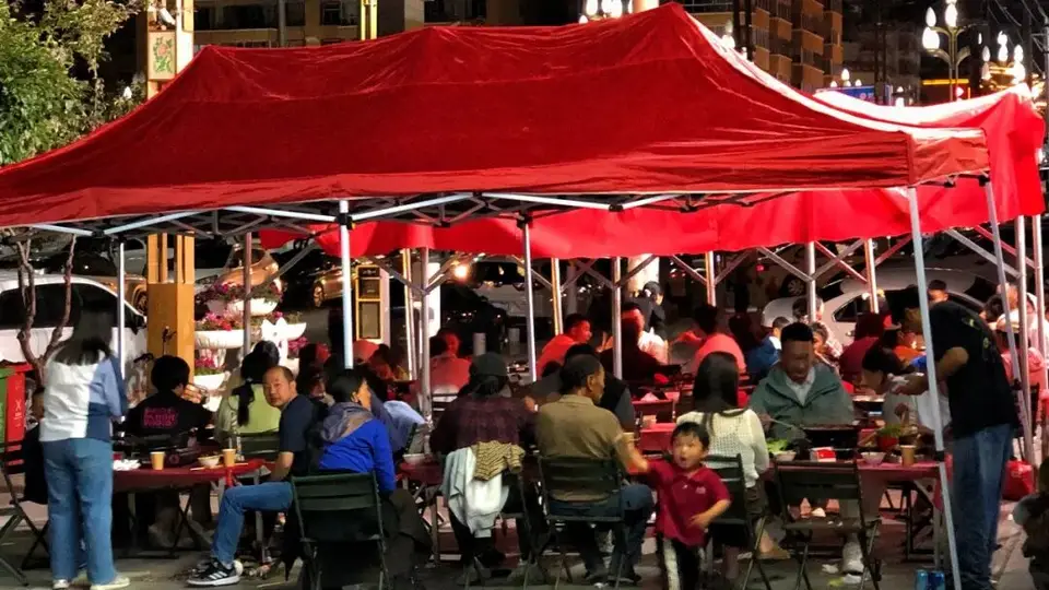 迭部夏夜逛吃跳锅庄 本地人游客共赴江边烟火夜