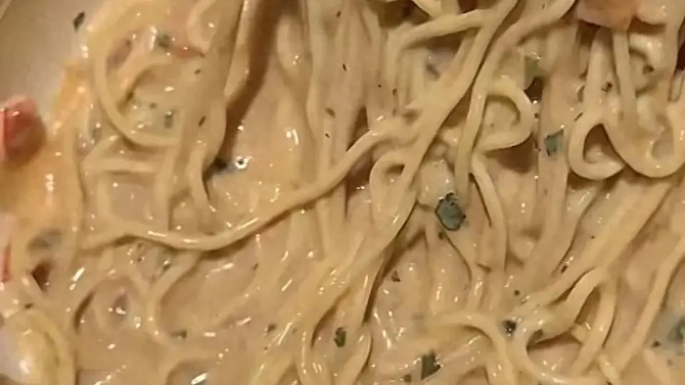 康师傅法式白兰地奶油海鲜面惹热议 不少参与试吃的网友喊话：视频里酱厚像拌面 实际泡完却是清汤寡水快踩雷