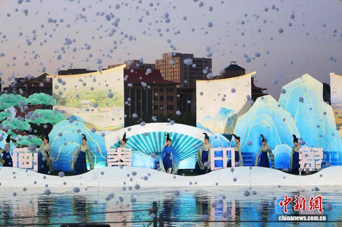 宁夏贺兰水上实景演出火爆出圈 湖畔光影丰富市民夏夜生活