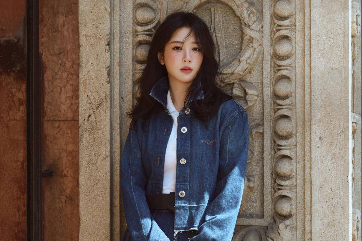 杨紫穿牛仔套装漫步街头 慵懒松弛间透出优雅时髦感