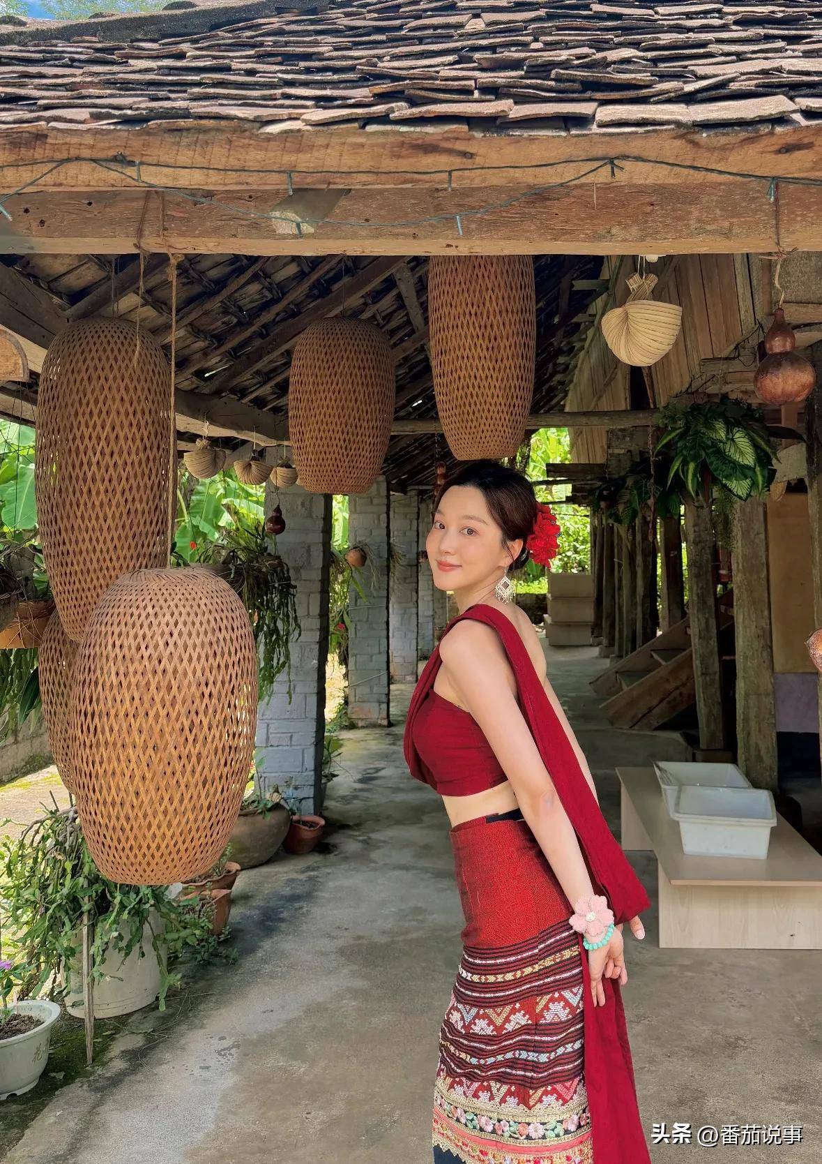 夏露带俩儿子西双版纳游玩，穿上少数民族服装差点没认出来！