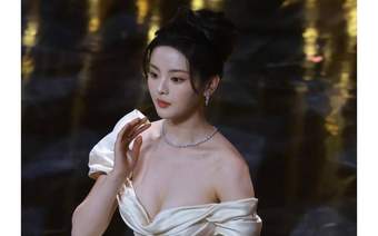 杨超越晒出盛夏甜美写真，将甜度又上升好几度，轻熟又迷人