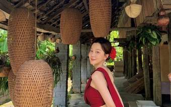 夏露带俩儿子西双版纳游玩，穿上少数民族服装差点没认出来！