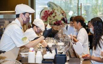 这届年轻人,为何越来越爱逛奶茶店?