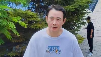 44岁罗晋大孤山被偶遇：发际线后移爬野山，丧父7个月后婚变谣言碎得彻底