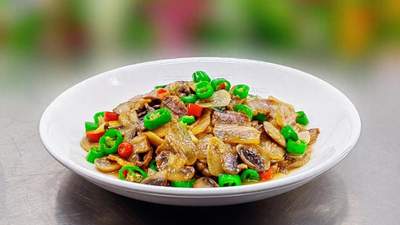 腊肉搭口蘑，3步炒出神仙味！汤汁浓稠鲜香，拌饭能吃三碗