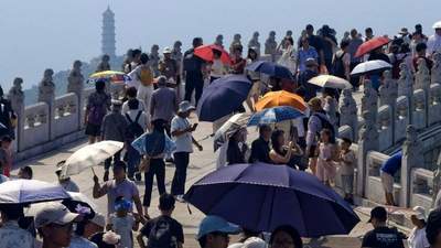 北京颐和园游客如织 迎来暑期旅游热潮