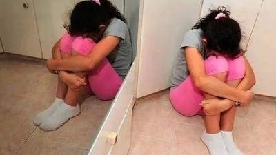 8岁女儿夹腿被母亲骂不要脸，娃为啥会夹腿，父母要先清楚