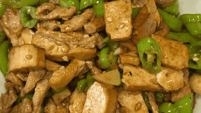 青椒炒豆干，口感质朴，简单炒制就是下饭小菜