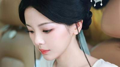 杨超越简约白T搭配淡蓝琉璃古风发饰，仙气古装出妆路透里的灵动清冷感太好嗑