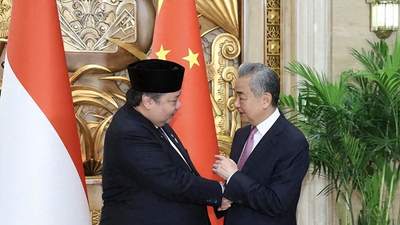 印尼召开高规格经贸会晤邀中企投资，王毅在现场点明营商环境核心要求吸引参与