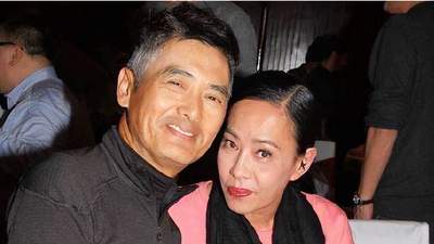 七十岁周润发现身九龙城街市 与街坊讨价还价还主动帮路人合影