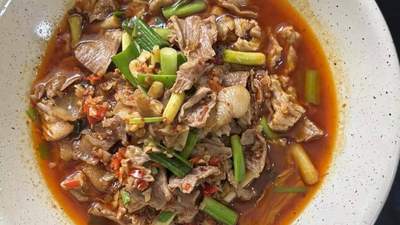 在萍乡烟火气里解锁专属味觉体验 小炒肉的红油香勾得人直添三碗饭