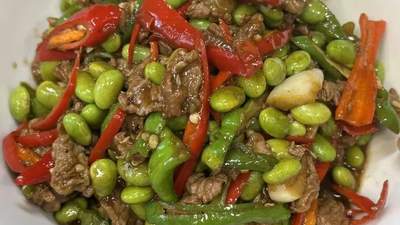 香辣牛肉炒毛豆在家这样做，鲜嫩入味超下饭，邀你get参与感满满的家常料理乐趣