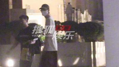 林一凌晨下班步伐悠闲 夜幕下高挑身材依旧惹眼