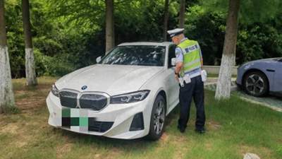 规范集镇及景区停车秩序 营造安全畅通环境