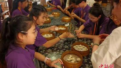 海外华裔青少年沪上品非遗美食 了解古代教育制度