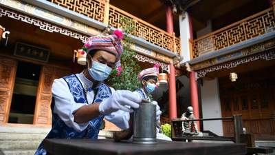 联合国秘书长古特雷斯参与体验下关沱茶制作,亲手压茶感受非遗技艺魅力