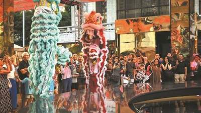 32位岭南非遗艺人纽约合体展演 观众亲身感受醒狮英歌碰撞的震撼力量