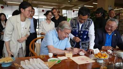东西问·知味东方丨联合国秘书长手作的云南下关沱茶，藏着什么样的“中国味”？