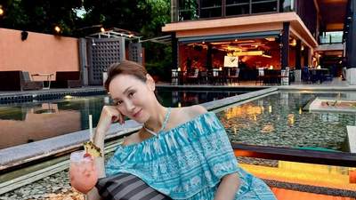 56岁郭可盈罕晒泳装与女儿同框，长腿亭亭活力满溢，网友直呼母女站一起像姐妹花