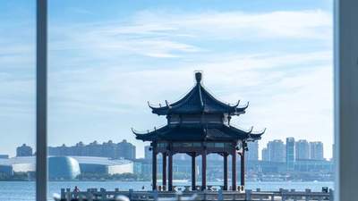 2026年7月25日姑苏打卡:李公堤湖心亭框住金鸡湖绝美景致,传统古建与都市风光撞出氛围感